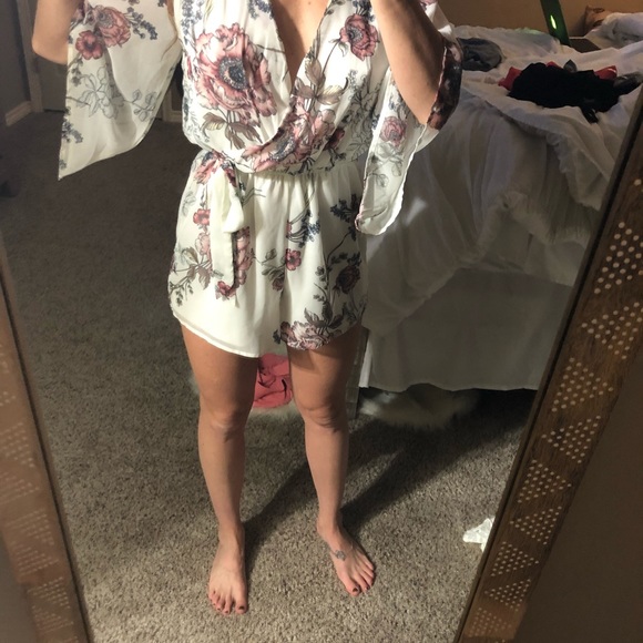 Floral romper with bell sleeves size small - Picture 4 of 8